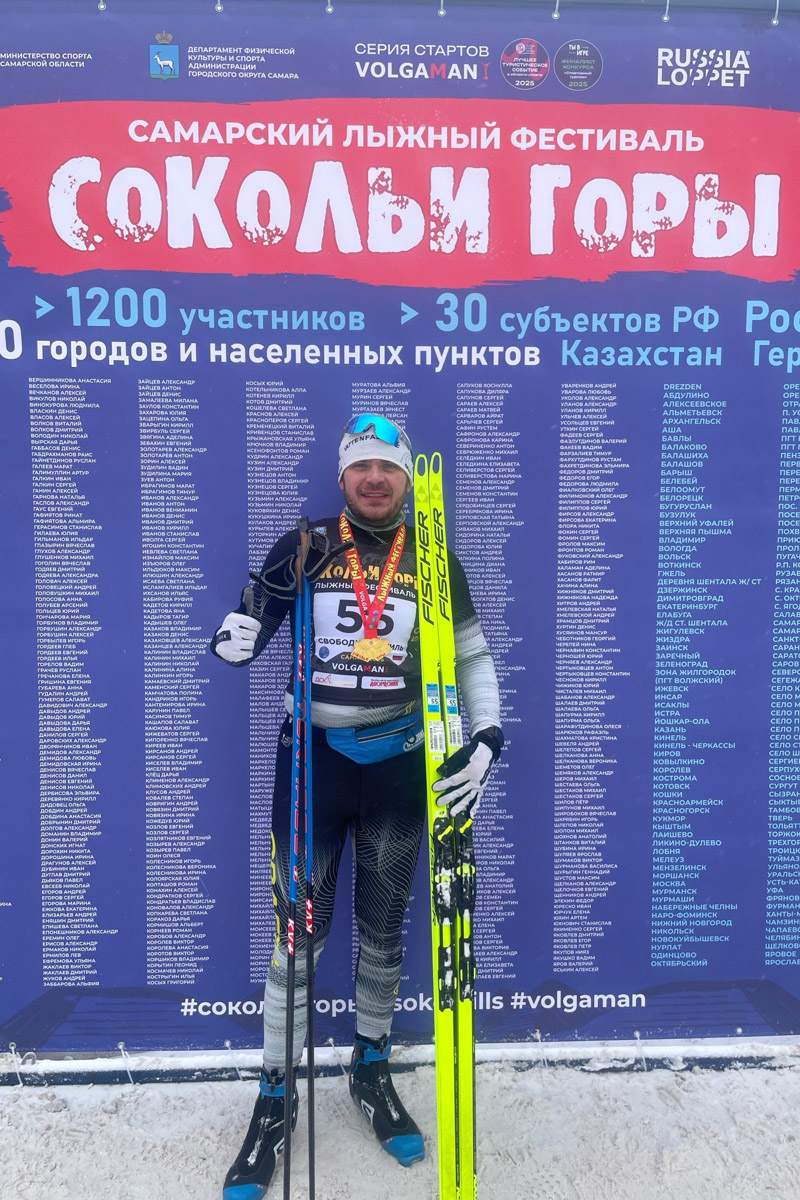 URAL IRON 100k считается одной из самых тяжелых и престижных лыжных дистанций в стране. Преодолеть 100 километров под силу единицам, а возможность финишировать первым можно смело приравнять к настоящему спортивному подвигу. Иван Киселев из Владимира не только опробовал этот легендарный маршрут в Екатеринбурге впервые, но и забрал заслуженное золото. «Ключ-Медиа» узнал у спортсмена о его страсти к спорту и прохождении ультрамарафона.