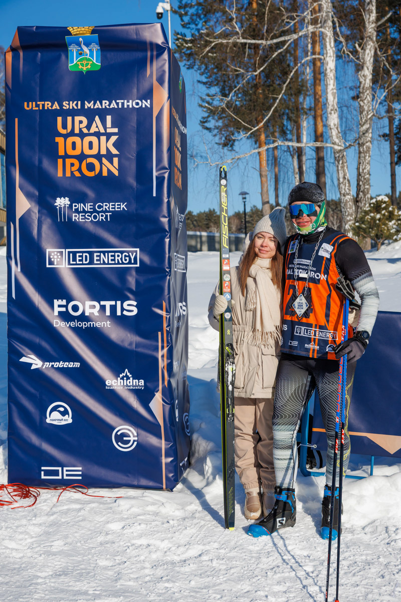 URAL IRON 100k считается одной из самых тяжелых и престижных лыжных дистанций в стране. Преодолеть 100 километров под силу единицам, а возможность финишировать первым можно смело приравнять к настоящему спортивному подвигу. Иван Киселев из Владимира не только опробовал этот легендарный маршрут в Екатеринбурге впервые, но и забрал заслуженное золото. «Ключ-Медиа» узнал у спортсмена о его страсти к спорту и прохождении ультрамарафона.