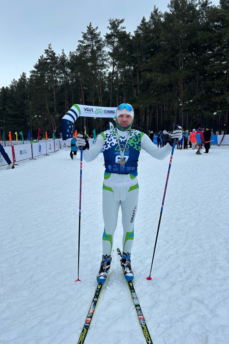 URAL IRON 100k считается одной из самых тяжелых и престижных лыжных дистанций в стране. Преодолеть 100 километров под силу единицам, а возможность финишировать первым можно смело приравнять к настоящему спортивному подвигу. Иван Киселев из Владимира не только опробовал этот легендарный маршрут в Екатеринбурге впервые, но и забрал заслуженное золото. «Ключ-Медиа» узнал у спортсмена о его страсти к спорту и прохождении ультрамарафона.