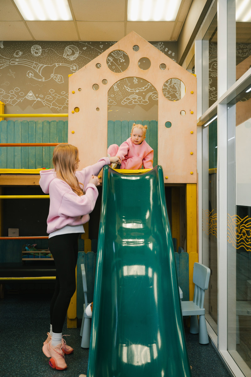 В «Атмосфере» комфорт — не громкое слово, а главный принцип, ведущая философия. Здесь не нужно подстраиваться под пространство — оно само примет необходимую форму. В чем преимущества фитнес-клуба и что он готовит для своих посетителей, узнал «Ключ-Медиа».