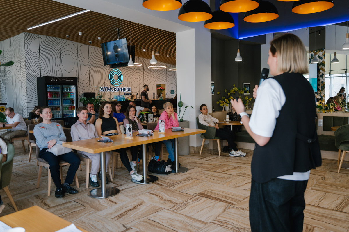 В «Атмосфере» комфорт — не громкое слово, а главный принцип, ведущая философия. Здесь не нужно подстраиваться под пространство — оно само примет необходимую форму. В чем преимущества фитнес-клуба и что он готовит для своих посетителей, узнал «Ключ-Медиа».