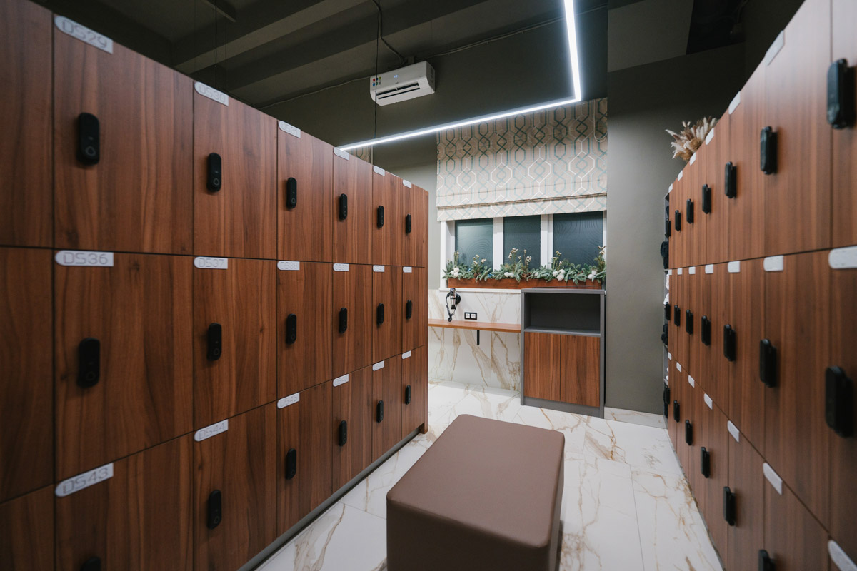 В «Атмосфере» комфорт — не громкое слово, а главный принцип, ведущая философия. Здесь не нужно подстраиваться под пространство — оно само примет необходимую форму. В чем преимущества фитнес-клуба и что он готовит для своих посетителей, узнал «Ключ-Медиа».