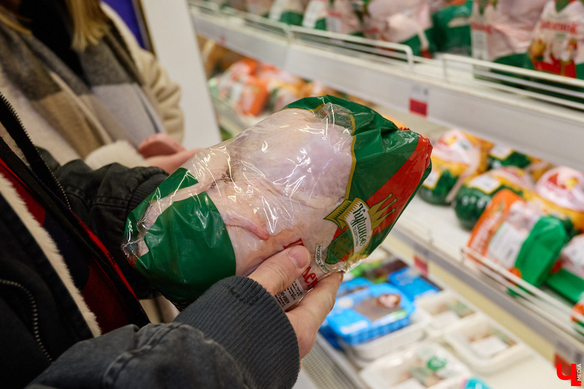 Стремительно растущая стоимость продуктов давно никого не оставляет равнодушным. Поход в супермаркет напоминает экстремальный вид спорта: тот же набор, что и неделю назад, но цифры в чеке всё выше и выше. «Ключ-Медиа» решил разобраться, что произошло с ценниками на полках магазинов за последний год. В качестве эксперимента прогулялись с активистом Артемом Сыровым по местному гипермаркету и собрали базовую корзину на неделю.