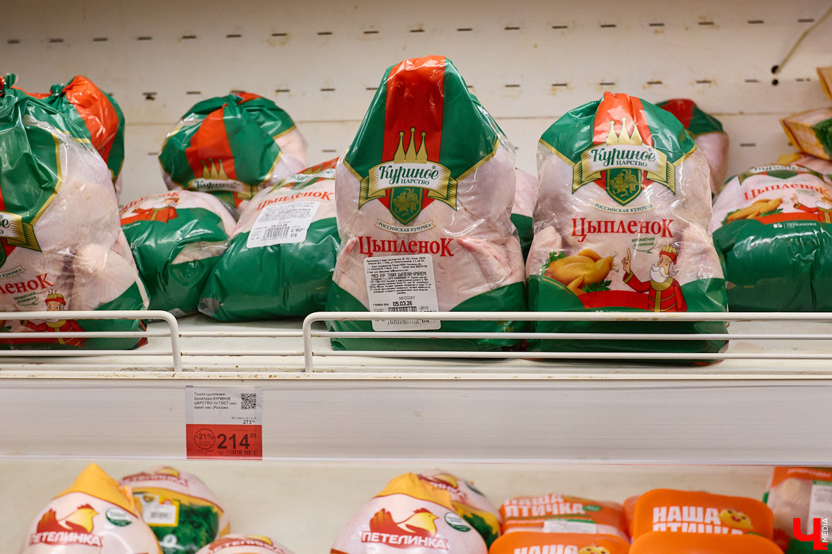 Стремительно растущая стоимость продуктов давно никого не оставляет равнодушным. Поход в супермаркет напоминает экстремальный вид спорта: тот же набор, что и неделю назад, но цифры в чеке всё выше и выше. «Ключ-Медиа» решил разобраться, что произошло с ценниками на полках магазинов за последний год. В качестве эксперимента прогулялись с активистом Артемом Сыровым по местному гипермаркету и собрали базовую корзину на неделю.