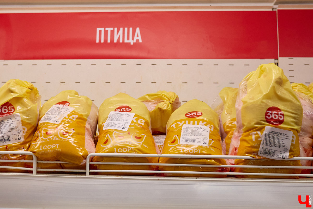 Стремительно растущая стоимость продуктов давно никого не оставляет равнодушным. Поход в супермаркет напоминает экстремальный вид спорта: тот же набор, что и неделю назад, но цифры в чеке всё выше и выше. «Ключ-Медиа» решил разобраться, что произошло с ценниками на полках магазинов за последний год. В качестве эксперимента прогулялись с активистом Артемом Сыровым по местному гипермаркету и собрали базовую корзину на неделю.