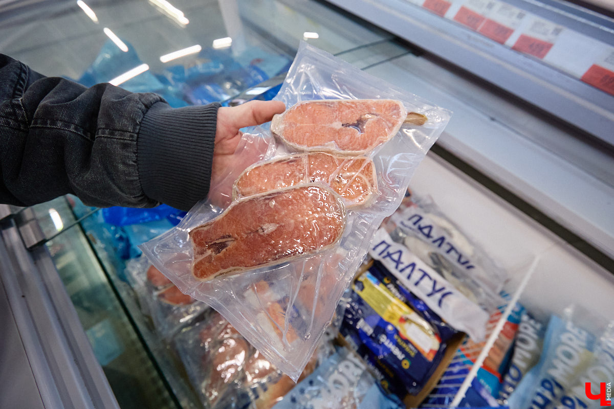 Стремительно растущая стоимость продуктов давно никого не оставляет равнодушным. Поход в супермаркет напоминает экстремальный вид спорта: тот же набор, что и неделю назад, но цифры в чеке всё выше и выше. «Ключ-Медиа» решил разобраться, что произошло с ценниками на полках магазинов за последний год. В качестве эксперимента прогулялись с активистом Артемом Сыровым по местному гипермаркету и собрали базовую корзину на неделю.