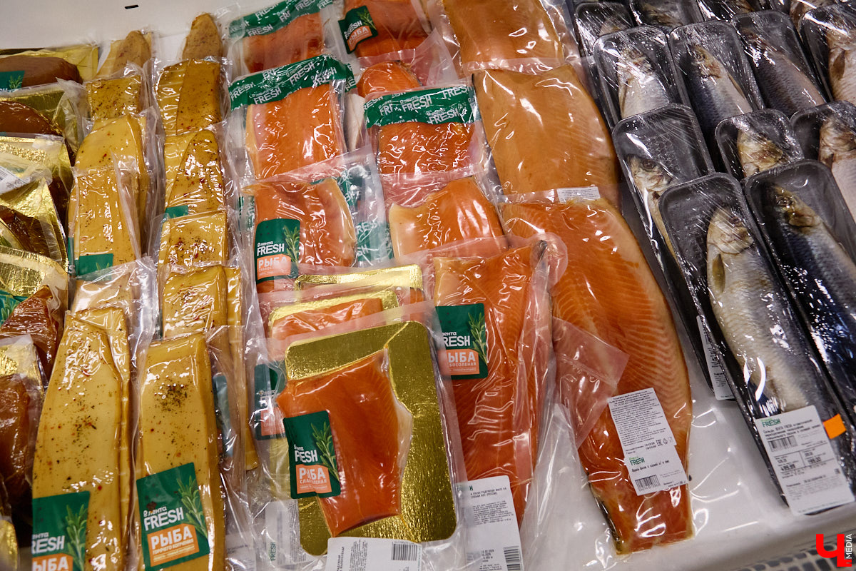 Стремительно растущая стоимость продуктов давно никого не оставляет равнодушным. Поход в супермаркет напоминает экстремальный вид спорта: тот же набор, что и неделю назад, но цифры в чеке всё выше и выше. «Ключ-Медиа» решил разобраться, что произошло с ценниками на полках магазинов за последний год. В качестве эксперимента прогулялись с активистом Артемом Сыровым по местному гипермаркету и собрали базовую корзину на неделю.