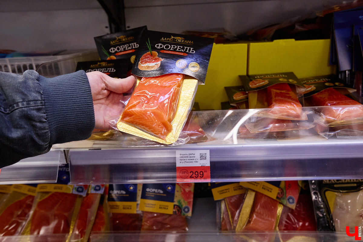 Стремительно растущая стоимость продуктов давно никого не оставляет равнодушным. Поход в супермаркет напоминает экстремальный вид спорта: тот же набор, что и неделю назад, но цифры в чеке всё выше и выше. «Ключ-Медиа» решил разобраться, что произошло с ценниками на полках магазинов за последний год. В качестве эксперимента прогулялись с активистом Артемом Сыровым по местному гипермаркету и собрали базовую корзину на неделю.