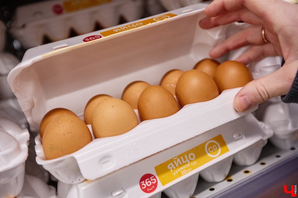 Стремительно растущая стоимость продуктов давно никого не оставляет равнодушным. Поход в супермаркет напоминает экстремальный вид спорта: тот же набор, что и неделю назад, но цифры в чеке всё выше и выше. «Ключ-Медиа» решил разобраться, что произошло с ценниками на полках магазинов за последний год. В качестве эксперимента прогулялись с активистом Артемом Сыровым по местному гипермаркету и собрали базовую корзину на неделю.