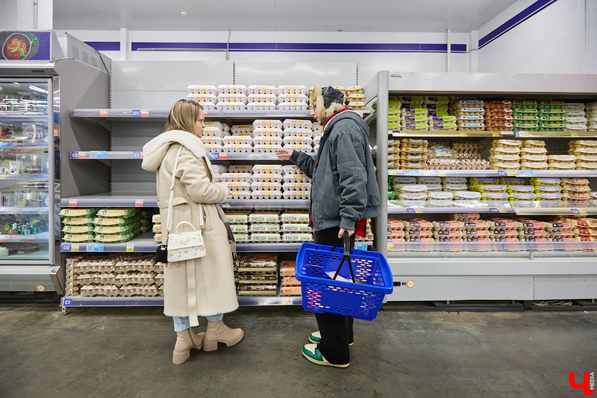 Стремительно растущая стоимость продуктов давно никого не оставляет равнодушным. Поход в супермаркет напоминает экстремальный вид спорта: тот же набор, что и неделю назад, но цифры в чеке всё выше и выше. «Ключ-Медиа» решил разобраться, что произошло с ценниками на полках магазинов за последний год. В качестве эксперимента прогулялись с активистом Артемом Сыровым по местному гипермаркету и собрали базовую корзину на неделю.