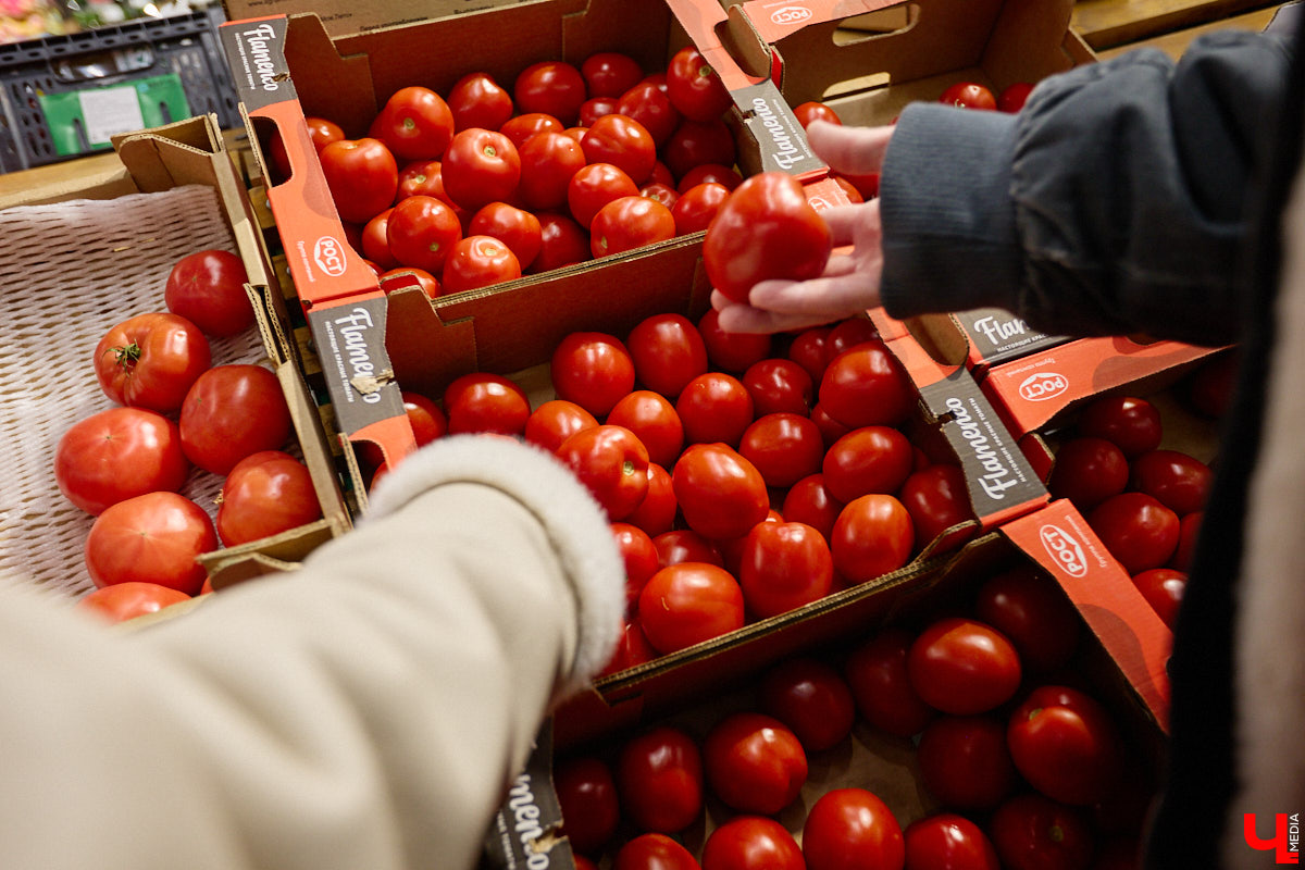 Стремительно растущая стоимость продуктов давно никого не оставляет равнодушным. Поход в супермаркет напоминает экстремальный вид спорта: тот же набор, что и неделю назад, но цифры в чеке всё выше и выше. «Ключ-Медиа» решил разобраться, что произошло с ценниками на полках магазинов за последний год. В качестве эксперимента прогулялись с активистом Артемом Сыровым по местному гипермаркету и собрали базовую корзину на неделю.