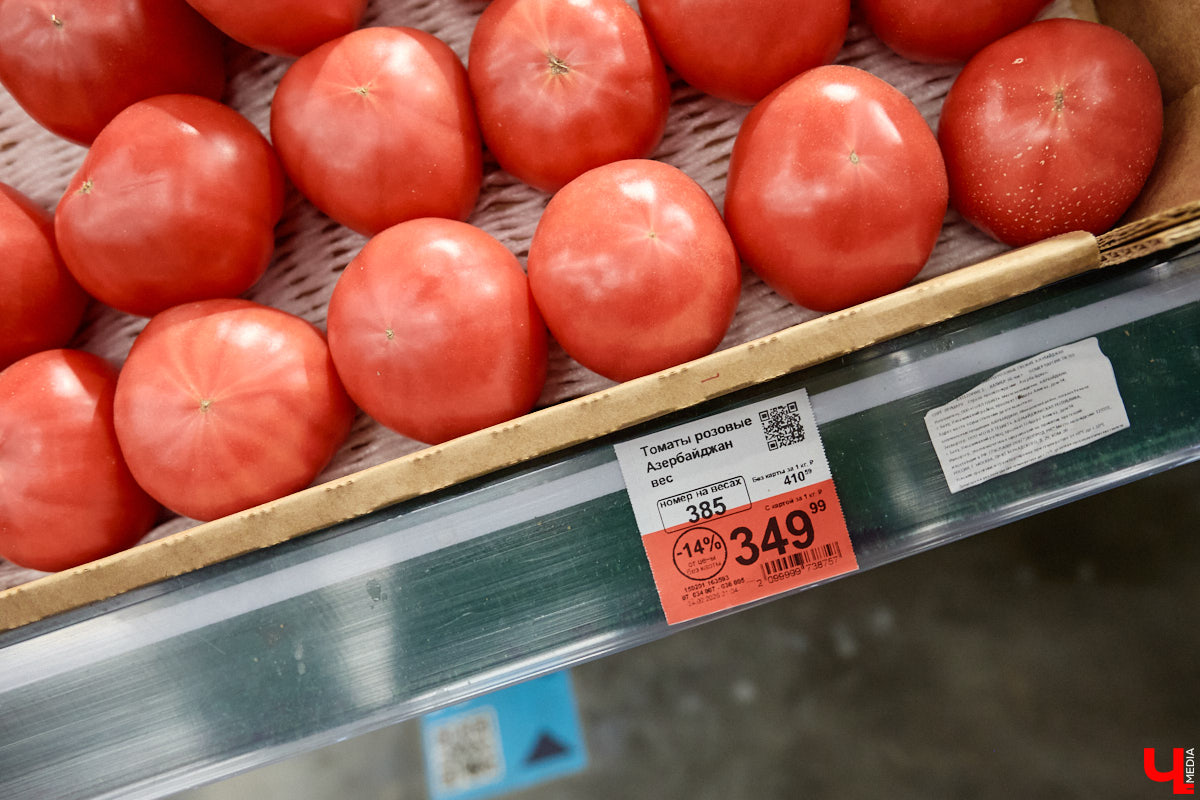 Стремительно растущая стоимость продуктов давно никого не оставляет равнодушным. Поход в супермаркет напоминает экстремальный вид спорта: тот же набор, что и неделю назад, но цифры в чеке всё выше и выше. «Ключ-Медиа» решил разобраться, что произошло с ценниками на полках магазинов за последний год. В качестве эксперимента прогулялись с активистом Артемом Сыровым по местному гипермаркету и собрали базовую корзину на неделю.