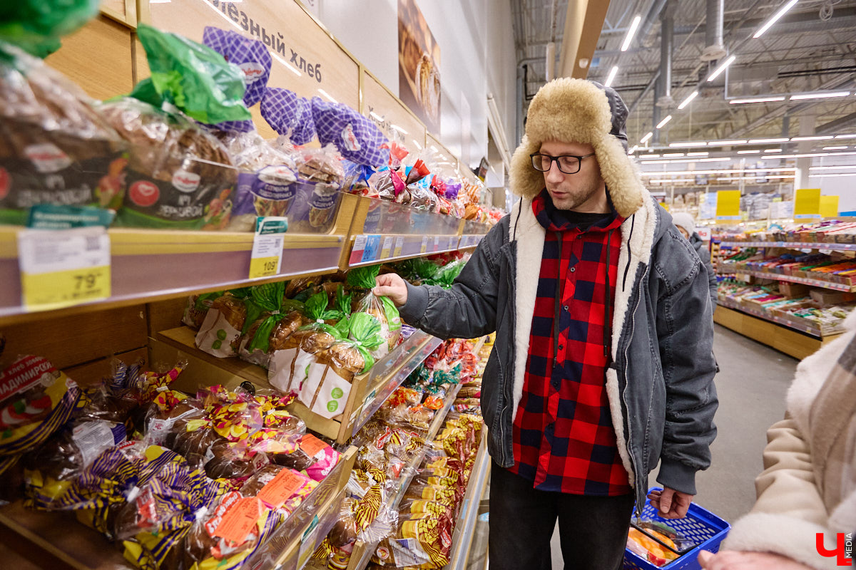 Стремительно растущая стоимость продуктов давно никого не оставляет равнодушным. Поход в супермаркет напоминает экстремальный вид спорта: тот же набор, что и неделю назад, но цифры в чеке всё выше и выше. «Ключ-Медиа» решил разобраться, что произошло с ценниками на полках магазинов за последний год. В качестве эксперимента прогулялись с активистом Артемом Сыровым по местному гипермаркету и собрали базовую корзину на неделю.