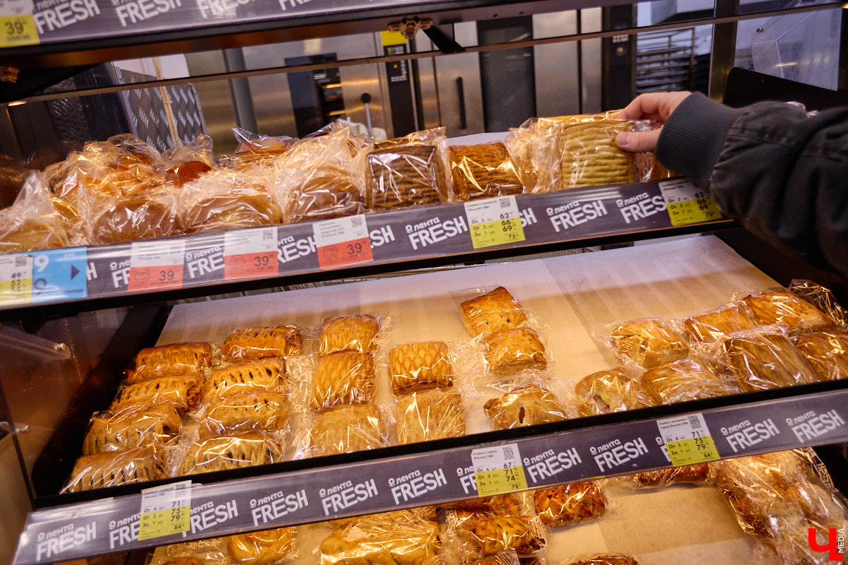 Стремительно растущая стоимость продуктов давно никого не оставляет равнодушным. Поход в супермаркет напоминает экстремальный вид спорта: тот же набор, что и неделю назад, но цифры в чеке всё выше и выше. «Ключ-Медиа» решил разобраться, что произошло с ценниками на полках магазинов за последний год. В качестве эксперимента прогулялись с активистом Артемом Сыровым по местному гипермаркету и собрали базовую корзину на неделю.