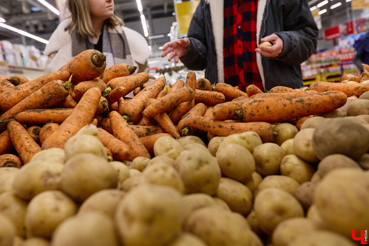 Стремительно растущая стоимость продуктов давно никого не оставляет равнодушным. Поход в супермаркет напоминает экстремальный вид спорта: тот же набор, что и неделю назад, но цифры в чеке всё выше и выше. «Ключ-Медиа» решил разобраться, что произошло с ценниками на полках магазинов за последний год. В качестве эксперимента прогулялись с активистом Артемом Сыровым по местному гипермаркету и собрали базовую корзину на неделю.