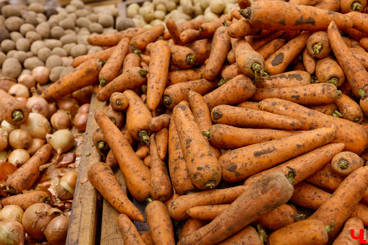 Стремительно растущая стоимость продуктов давно никого не оставляет равнодушным. Поход в супермаркет напоминает экстремальный вид спорта: тот же набор, что и неделю назад, но цифры в чеке всё выше и выше. «Ключ-Медиа» решил разобраться, что произошло с ценниками на полках магазинов за последний год. В качестве эксперимента прогулялись с активистом Артемом Сыровым по местному гипермаркету и собрали базовую корзину на неделю.