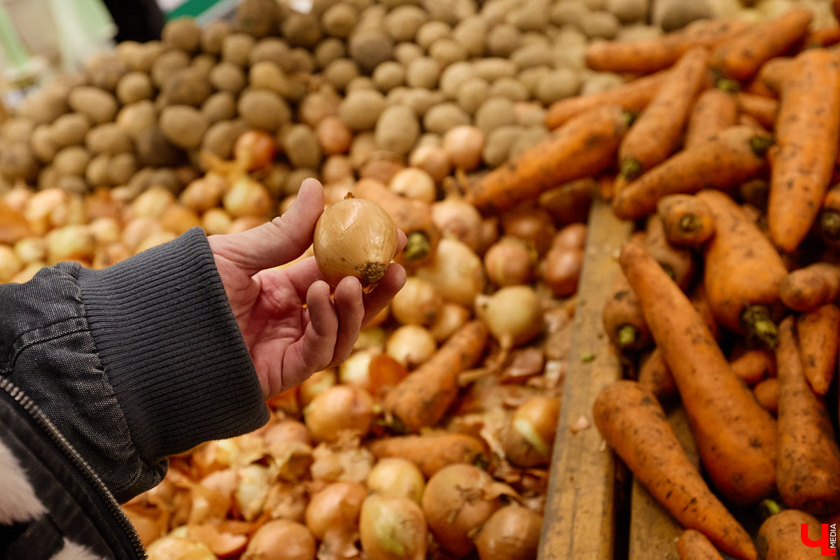 Стремительно растущая стоимость продуктов давно никого не оставляет равнодушным. Поход в супермаркет напоминает экстремальный вид спорта: тот же набор, что и неделю назад, но цифры в чеке всё выше и выше. «Ключ-Медиа» решил разобраться, что произошло с ценниками на полках магазинов за последний год. В качестве эксперимента прогулялись с активистом Артемом Сыровым по местному гипермаркету и собрали базовую корзину на неделю.