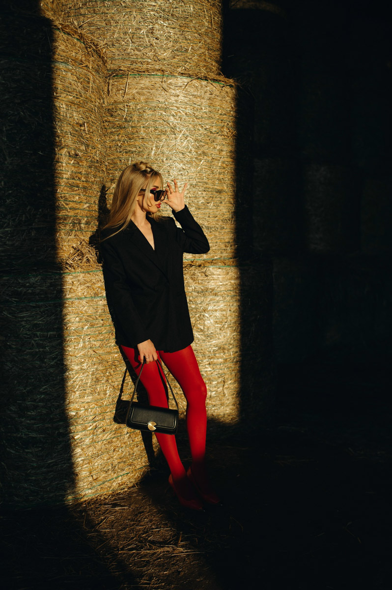 Светлана Верходанова не называет себя профессиональной моделью, хотя в кадре смотрится сказочно. В жизни она притягивает взгляды и выделяется из толпы, поэтому и перед объективом предпочитает сиять. О своем стиле и местами эпатажных аутфитах для съемок красавица рассказала «Ключ-Медиа».