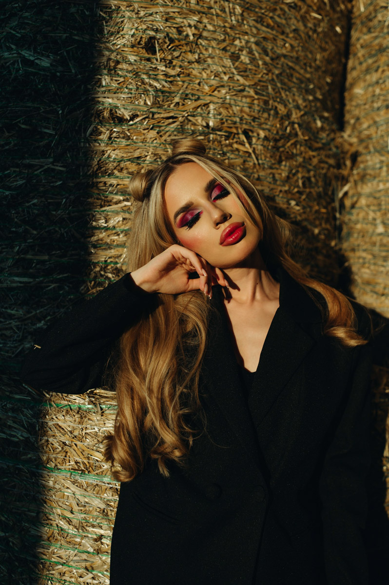 Светлана Верходанова не называет себя профессиональной моделью, хотя в кадре смотрится сказочно. В жизни она притягивает взгляды и выделяется из толпы, поэтому и перед объективом предпочитает сиять. О своем стиле и местами эпатажных аутфитах для съемок красавица рассказала «Ключ-Медиа».