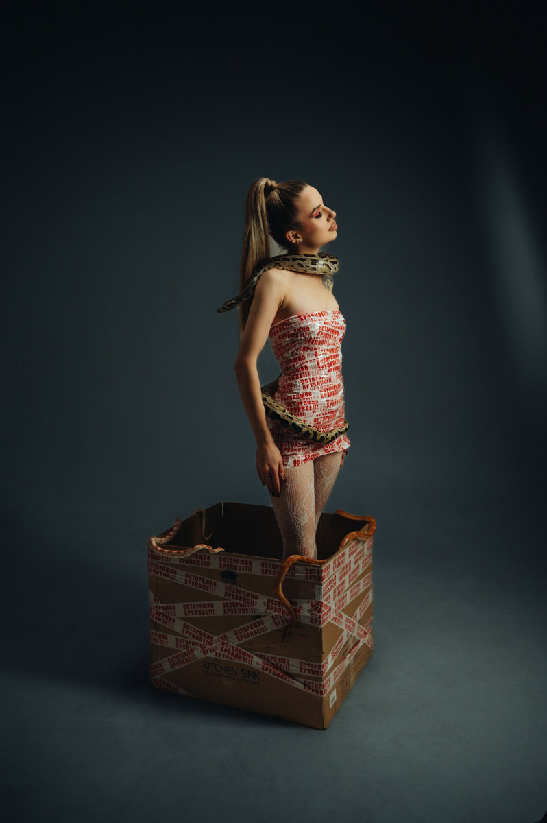 Светлана Верходанова не называет себя профессиональной моделью, хотя в кадре смотрится сказочно. В жизни она притягивает взгляды и выделяется из толпы, поэтому и перед объективом предпочитает сиять. О своем стиле и местами эпатажных аутфитах для съемок красавица рассказала «Ключ-Медиа».