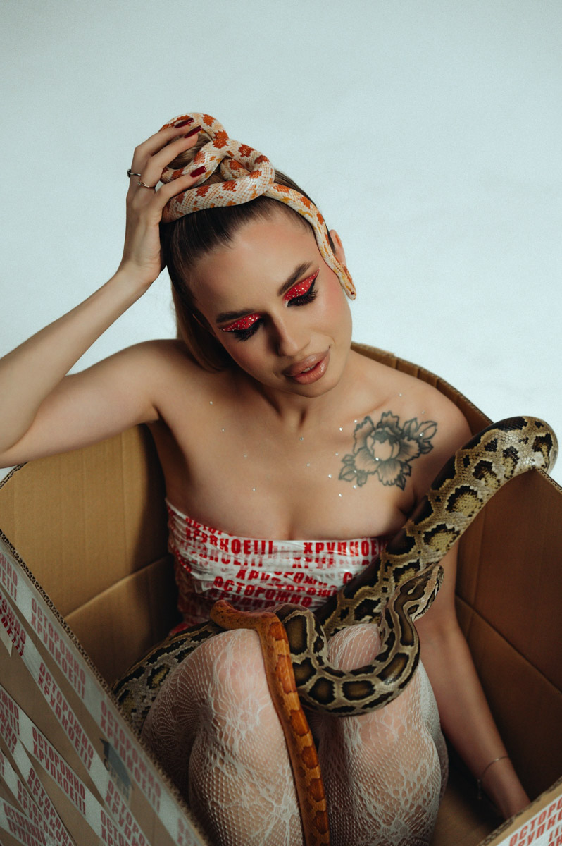 Светлана Верходанова не называет себя профессиональной моделью, хотя в кадре смотрится сказочно. В жизни она притягивает взгляды и выделяется из толпы, поэтому и перед объективом предпочитает сиять. О своем стиле и местами эпатажных аутфитах для съемок красавица рассказала «Ключ-Медиа».