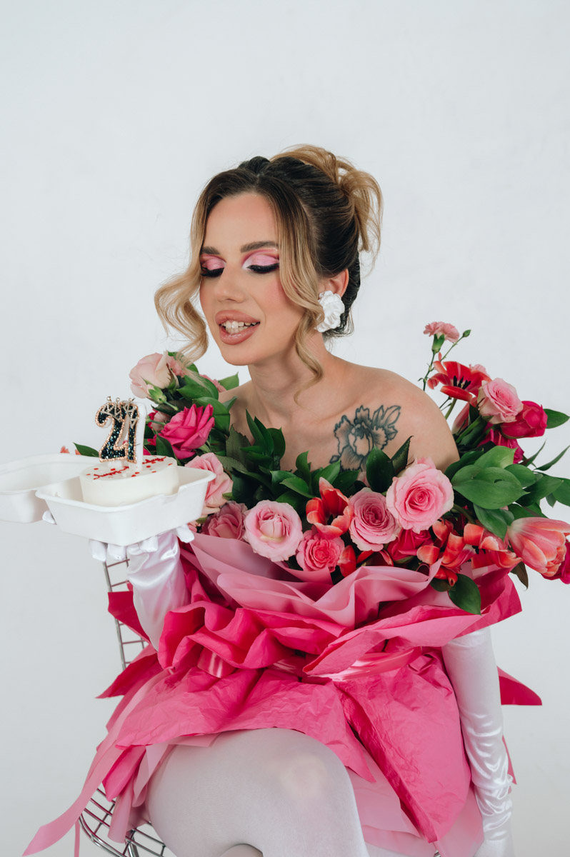 Светлана Верходанова не называет себя профессиональной моделью, хотя в кадре смотрится сказочно. В жизни она притягивает взгляды и выделяется из толпы, поэтому и перед объективом предпочитает сиять. О своем стиле и местами эпатажных аутфитах для съемок красавица рассказала «Ключ-Медиа».