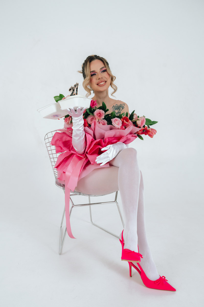 Светлана Верходанова не называет себя профессиональной моделью, хотя в кадре смотрится сказочно. В жизни она притягивает взгляды и выделяется из толпы, поэтому и перед объективом предпочитает сиять. О своем стиле и местами эпатажных аутфитах для съемок красавица рассказала «Ключ-Медиа».