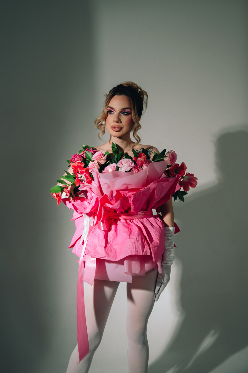 Светлана Верходанова не называет себя профессиональной моделью, хотя в кадре смотрится сказочно. В жизни она притягивает взгляды и выделяется из толпы, поэтому и перед объективом предпочитает сиять. О своем стиле и местами эпатажных аутфитах для съемок красавица рассказала «Ключ-Медиа».