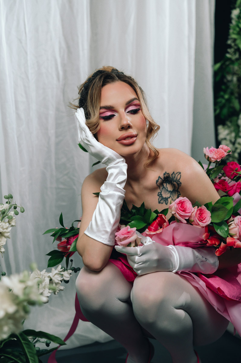 Светлана Верходанова не называет себя профессиональной моделью, хотя в кадре смотрится сказочно. В жизни она притягивает взгляды и выделяется из толпы, поэтому и перед объективом предпочитает сиять. О своем стиле и местами эпатажных аутфитах для съемок красавица рассказала «Ключ-Медиа».