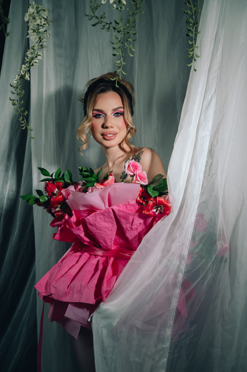 Светлана Верходанова не называет себя профессиональной моделью, хотя в кадре смотрится сказочно. В жизни она притягивает взгляды и выделяется из толпы, поэтому и перед объективом предпочитает сиять. О своем стиле и местами эпатажных аутфитах для съемок красавица рассказала «Ключ-Медиа».