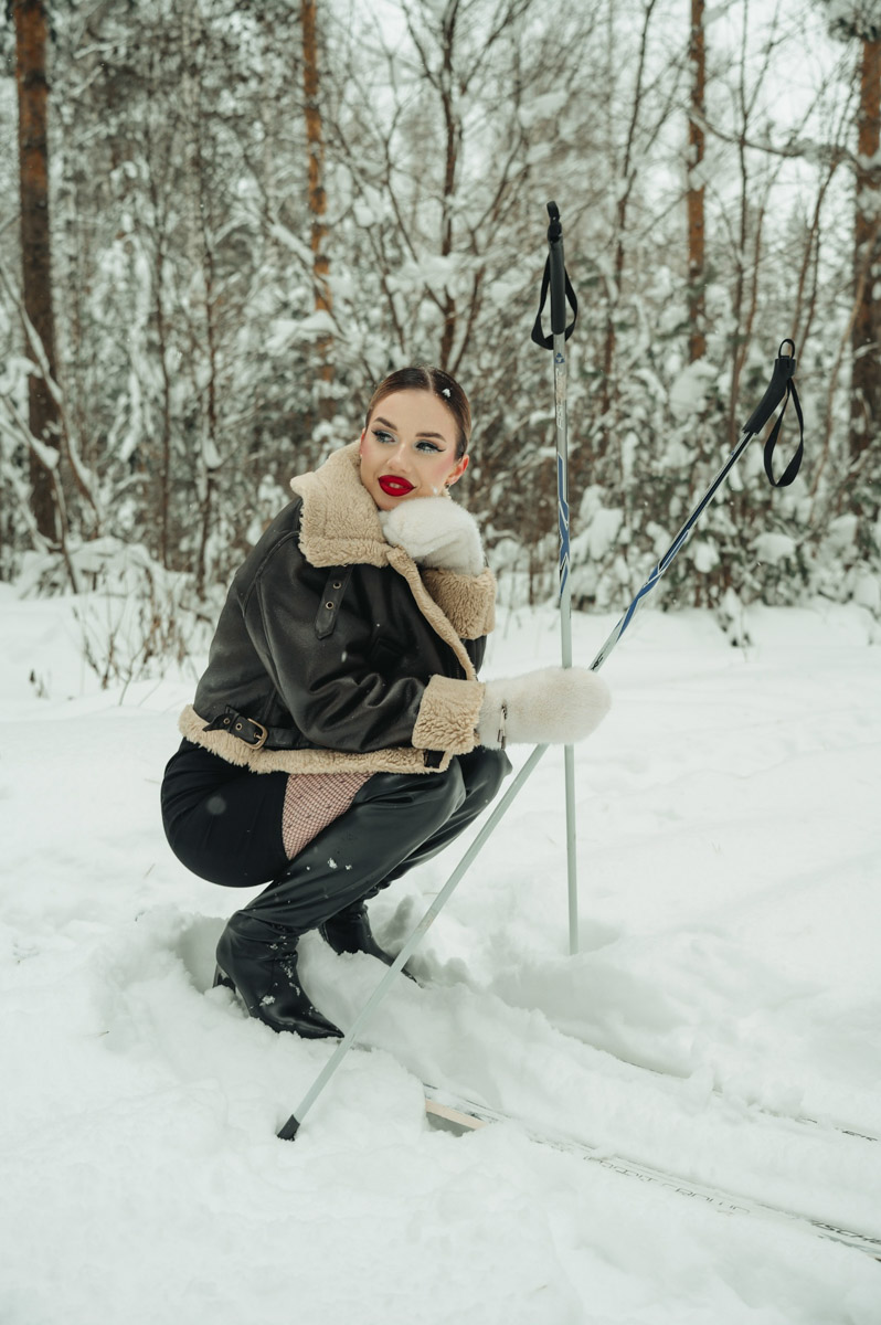 Светлана Верходанова не называет себя профессиональной моделью, хотя в кадре смотрится сказочно. В жизни она притягивает взгляды и выделяется из толпы, поэтому и перед объективом предпочитает сиять. О своем стиле и местами эпатажных аутфитах для съемок красавица рассказала «Ключ-Медиа».