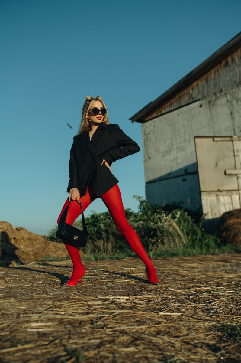 Светлана Верходанова не называет себя профессиональной моделью, хотя в кадре смотрится сказочно. В жизни она притягивает взгляды и выделяется из толпы, поэтому и перед объективом предпочитает сиять. О своем стиле и местами эпатажных аутфитах для съемок красавица рассказала «Ключ-Медиа».