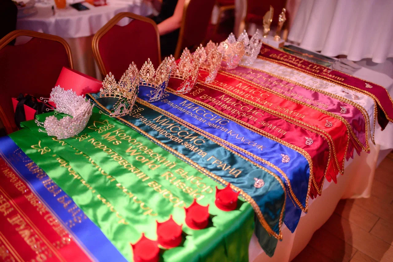 В минувшую субботу, 28 февраля, состоялся роскошный финал девятого конкурса «Мисс и Миссис Владимирская земля». В банкет-холле экоотеля «Велес» за титулы и роскошные короны боролись 25 претенденток. Кто же забрал Гран-при и завоевал другие ленты победительниц в этом году? Рассказываем!