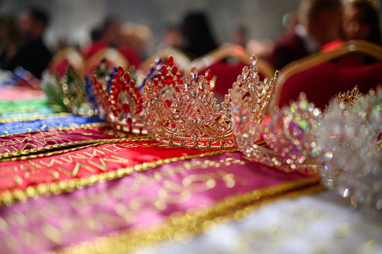 В минувшую субботу, 28 февраля, состоялся роскошный финал девятого конкурса «Мисс и Миссис Владимирская земля». В банкет-холле экоотеля «Велес» за титулы и роскошные короны боролись 25 претенденток. Кто же забрал Гран-при и завоевал другие ленты победительниц в этом году? Рассказываем!