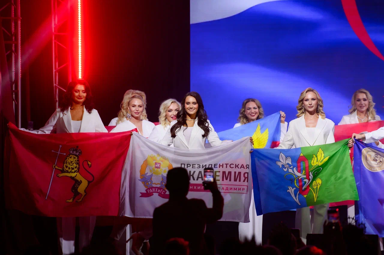 В минувшую субботу, 28 февраля, состоялся роскошный финал девятого конкурса «Мисс и Миссис Владимирская земля». В банкет-холле экоотеля «Велес» за титулы и роскошные короны боролись 25 претенденток. Кто же забрал Гран-при и завоевал другие ленты победительниц в этом году? Рассказываем!