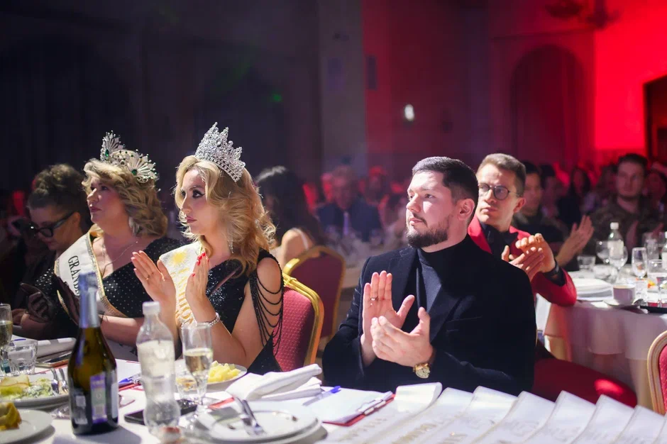 В минувшую субботу, 28 февраля, состоялся роскошный финал девятого конкурса «Мисс и Миссис Владимирская земля». В банкет-холле экоотеля «Велес» за титулы и роскошные короны боролись 25 претенденток. Кто же забрал Гран-при и завоевал другие ленты победительниц в этом году? Рассказываем!