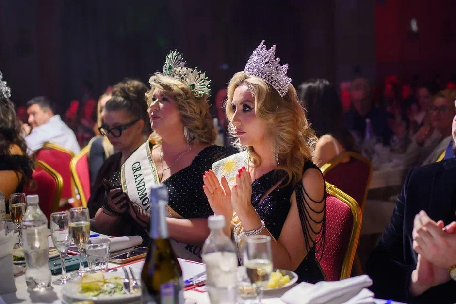 В минувшую субботу, 28 февраля, состоялся роскошный финал девятого конкурса «Мисс и Миссис Владимирская земля». В банкет-холле экоотеля «Велес» за титулы и роскошные короны боролись 25 претенденток. Кто же забрал Гран-при и завоевал другие ленты победительниц в этом году? Рассказываем!