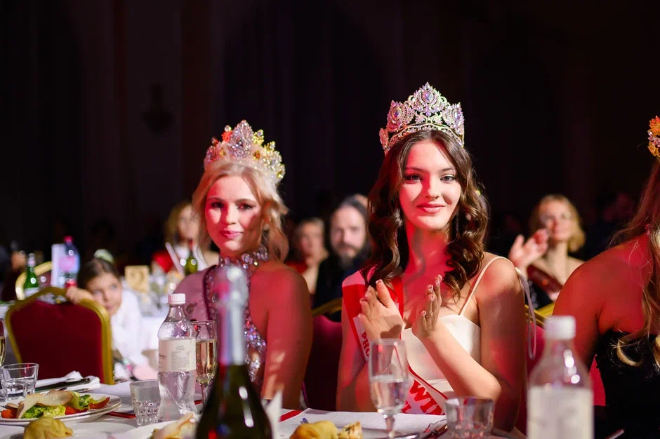 В минувшую субботу, 28 февраля, состоялся роскошный финал девятого конкурса «Мисс и Миссис Владимирская земля». В банкет-холле экоотеля «Велес» за титулы и роскошные короны боролись 25 претенденток. Кто же забрал Гран-при и завоевал другие ленты победительниц в этом году? Рассказываем!