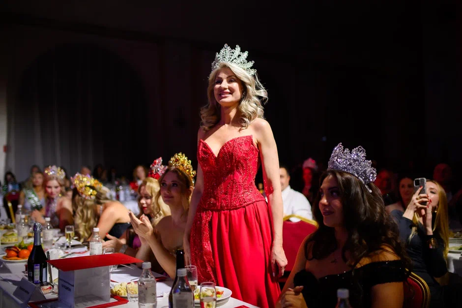 В минувшую субботу, 28 февраля, состоялся роскошный финал девятого конкурса «Мисс и Миссис Владимирская земля». В банкет-холле экоотеля «Велес» за титулы и роскошные короны боролись 25 претенденток. Кто же забрал Гран-при и завоевал другие ленты победительниц в этом году? Рассказываем!