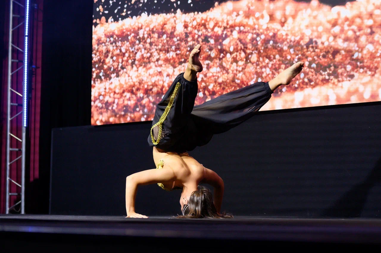 В минувшую субботу, 28 февраля, состоялся роскошный финал девятого конкурса «Мисс и Миссис Владимирская земля». В банкет-холле экоотеля «Велес» за титулы и роскошные короны боролись 25 претенденток. Кто же забрал Гран-при и завоевал другие ленты победительниц в этом году? Рассказываем!