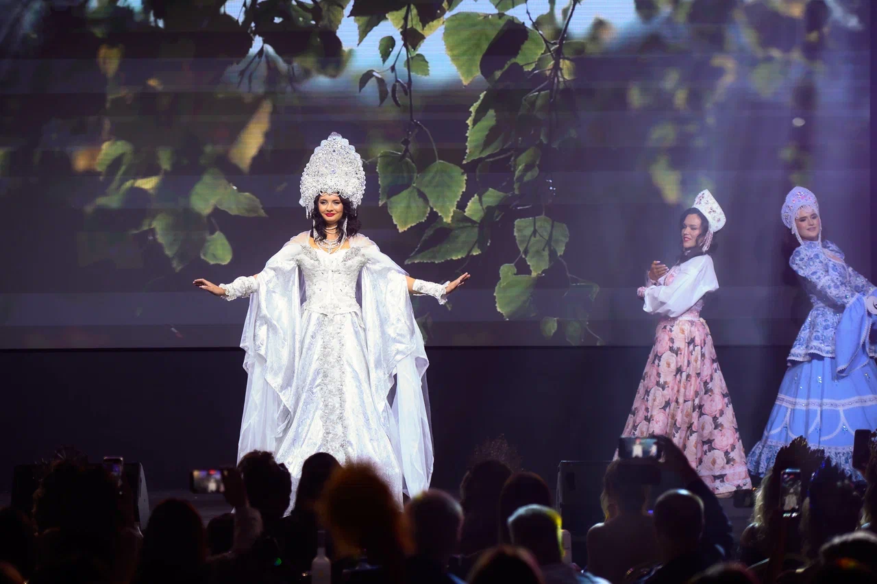 В минувшую субботу, 28 февраля, состоялся роскошный финал девятого конкурса «Мисс и Миссис Владимирская земля». В банкет-холле экоотеля «Велес» за титулы и роскошные короны боролись 25 претенденток. Кто же забрал Гран-при и завоевал другие ленты победительниц в этом году? Рассказываем!