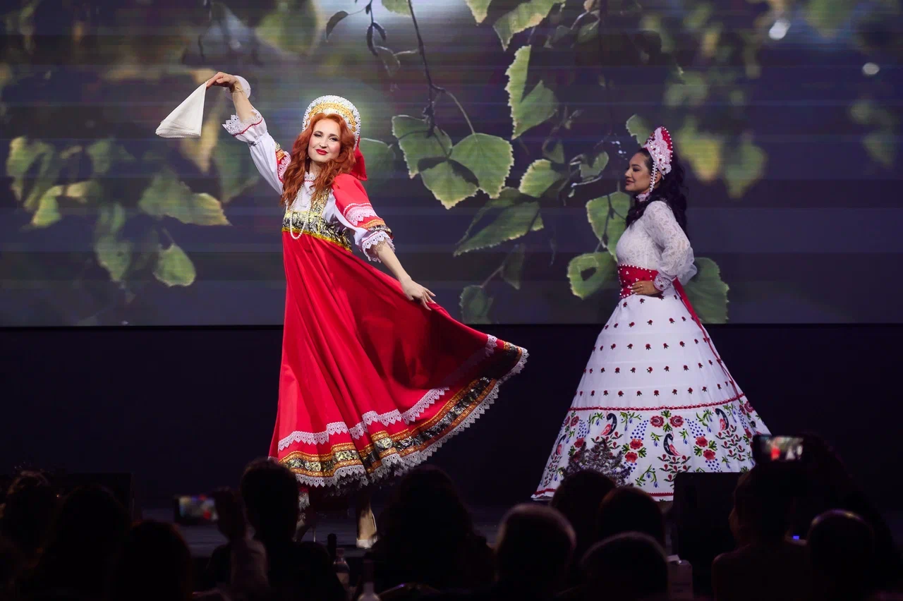 В минувшую субботу, 28 февраля, состоялся роскошный финал девятого конкурса «Мисс и Миссис Владимирская земля». В банкет-холле экоотеля «Велес» за титулы и роскошные короны боролись 25 претенденток. Кто же забрал Гран-при и завоевал другие ленты победительниц в этом году? Рассказываем!