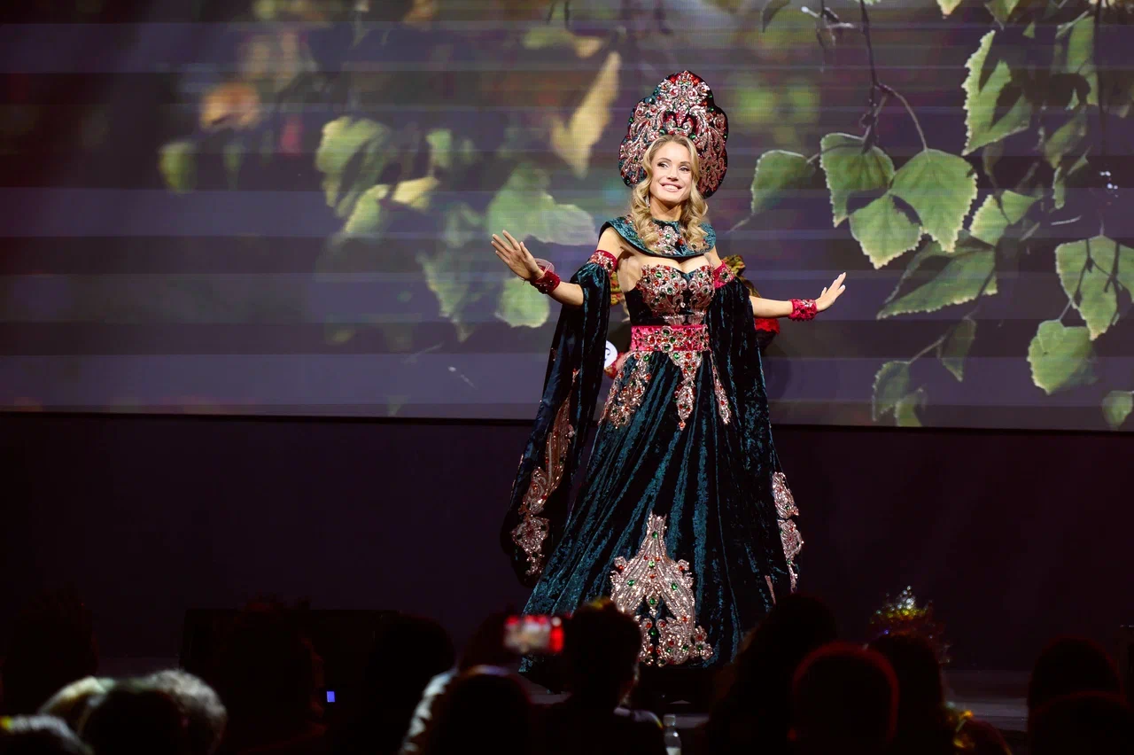 В минувшую субботу, 28 февраля, состоялся роскошный финал девятого конкурса «Мисс и Миссис Владимирская земля». В банкет-холле экоотеля «Велес» за титулы и роскошные короны боролись 25 претенденток. Кто же забрал Гран-при и завоевал другие ленты победительниц в этом году? Рассказываем!