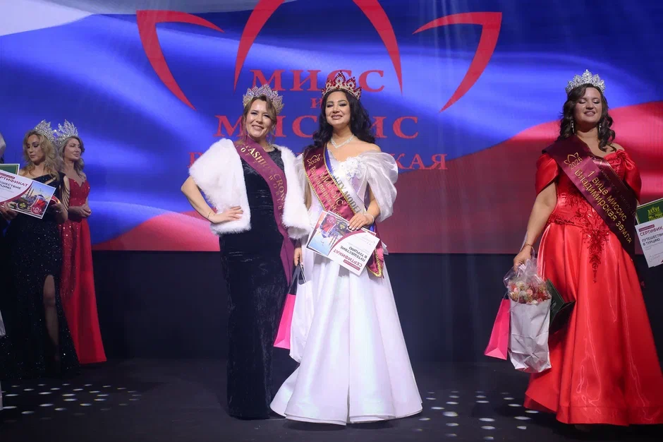 В минувшую субботу, 28 февраля, состоялся роскошный финал девятого конкурса «Мисс и Миссис Владимирская земля». В банкет-холле экоотеля «Велес» за титулы и роскошные короны боролись 25 претенденток. Кто же забрал Гран-при и завоевал другие ленты победительниц в этом году? Рассказываем!