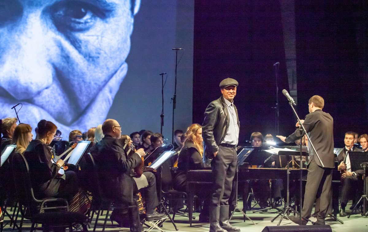 Нам не нужно составлять натальную карту Владимирской области, чтобы подтвердить факт — звезд шоу-бизнеса постоянно сюда тянет. Ведущий популярного шоу Дмитрий Журавлев ради суздальских блинов забыл о диете, певец Сергей Лазарев устроил цифровой детокс наряду с местными жителями, а актер Андрей Мерзликин прогулялся по историческому ядру региональной столицы.