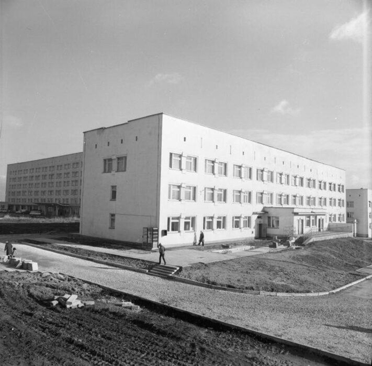 Многие из нас не застали Владимир на этапе его становления. Но это не значит, что прошлое стерто. Умело управляет лентой таймлайна автор тг-канала «Фотохроника Владимира» Андрей Кормин. В архиве его сообщества «Ключ-Медиа» нашел запечатленные на пленку моменты рождения важных городских объектов.