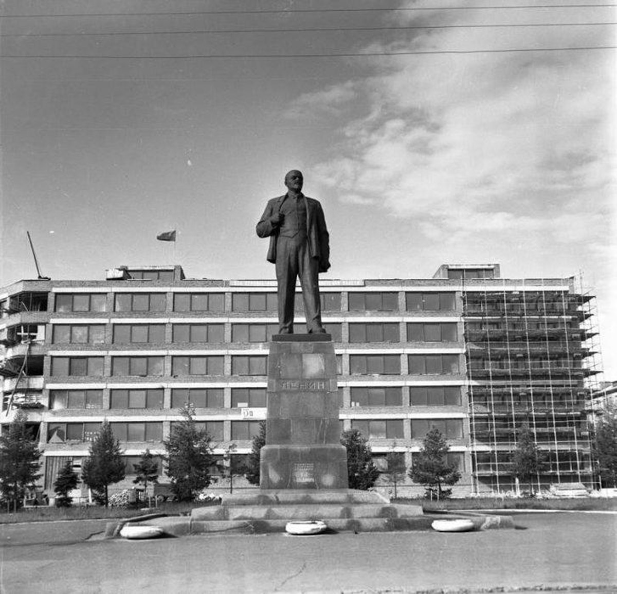 Многие из нас не застали Владимир на этапе его становления. Но это не значит, что прошлое стерто. Умело управляет лентой таймлайна автор тг-канала «Фотохроника Владимира» Андрей Кормин. В архиве его сообщества «Ключ-Медиа» нашел запечатленные на пленку моменты рождения важных городских объектов.