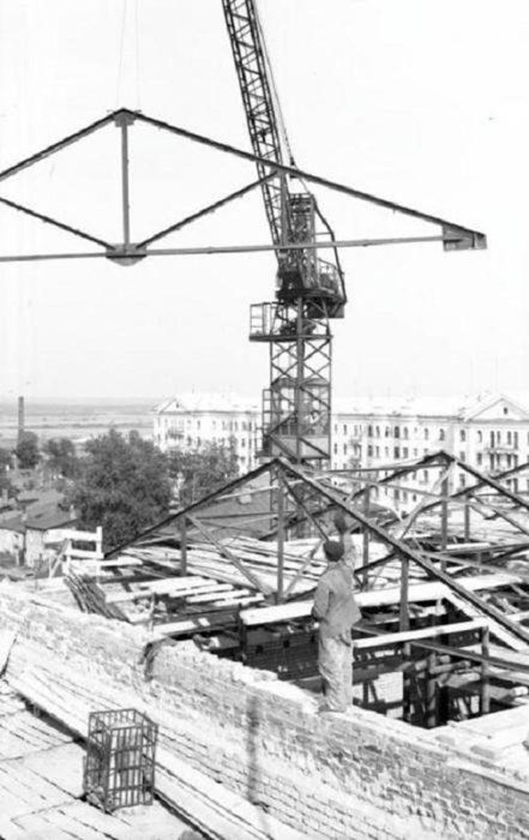 Многие из нас не застали Владимир на этапе его становления. Но это не значит, что прошлое стерто. Умело управляет лентой таймлайна автор тг-канала «Фотохроника Владимира» Андрей Кормин. В архиве его сообщества «Ключ-Медиа» нашел запечатленные на пленку моменты рождения важных городских объектов.