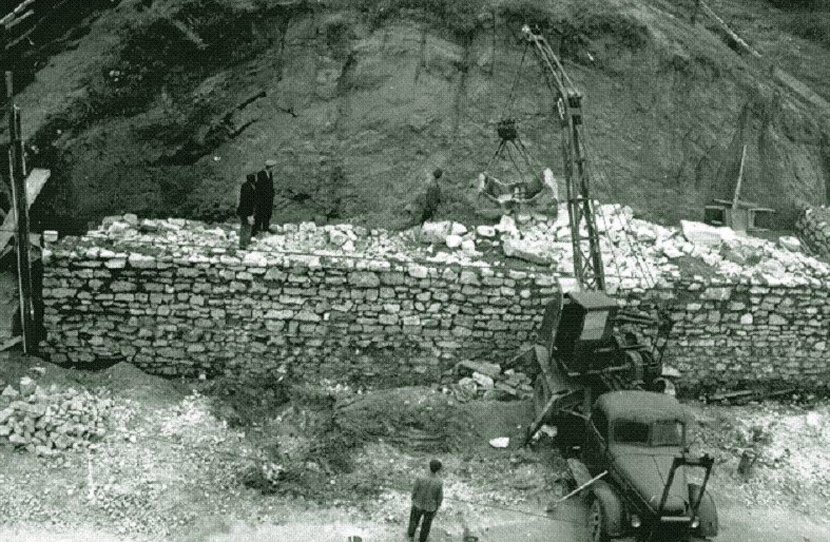 Многие из нас не застали Владимир на этапе его становления. Но это не значит, что прошлое стерто. Умело управляет лентой таймлайна автор тг-канала «Фотохроника Владимира» Андрей Кормин. В архиве его сообщества «Ключ-Медиа» нашел запечатленные на пленку моменты рождения важных городских объектов.