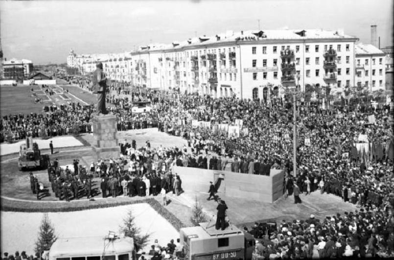 Многие из нас не застали Владимир на этапе его становления. Но это не значит, что прошлое стерто. Умело управляет лентой таймлайна автор тг-канала «Фотохроника Владимира» Андрей Кормин. В архиве его сообщества «Ключ-Медиа» нашел запечатленные на пленку моменты рождения важных городских объектов.